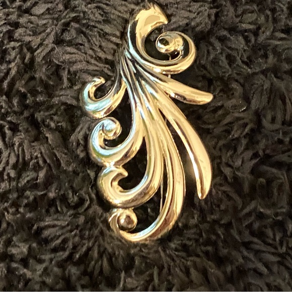 Vintage Monet Silver Toned Swirl Leaf Feather Brooch Pin - Picture 3 of 9